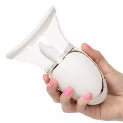 California Exotic Vagina Pomp Smart Pleasure Queen - Wit -Clitoris Vibrators Verkoop vagina pomp smart pleasure queen wit hand